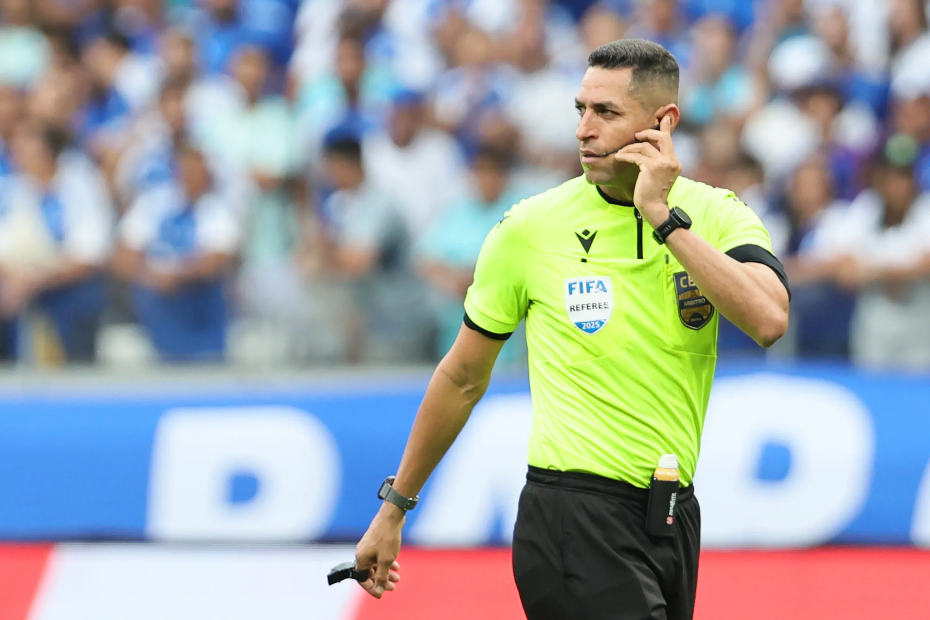 MG – BELO HORIZONTE – 09/11/2025 – BRASILEIRO A 2025, CRUZEIRO X FLUMINENSE – O arbitro Rodrigo Jose Pereira de Lima
 durante partida entre Cruzeiro e Fluminense no estadio Mineirao pelo campeonato Brasileiro A 2025. Foto: Gilson Lobo/AGIF