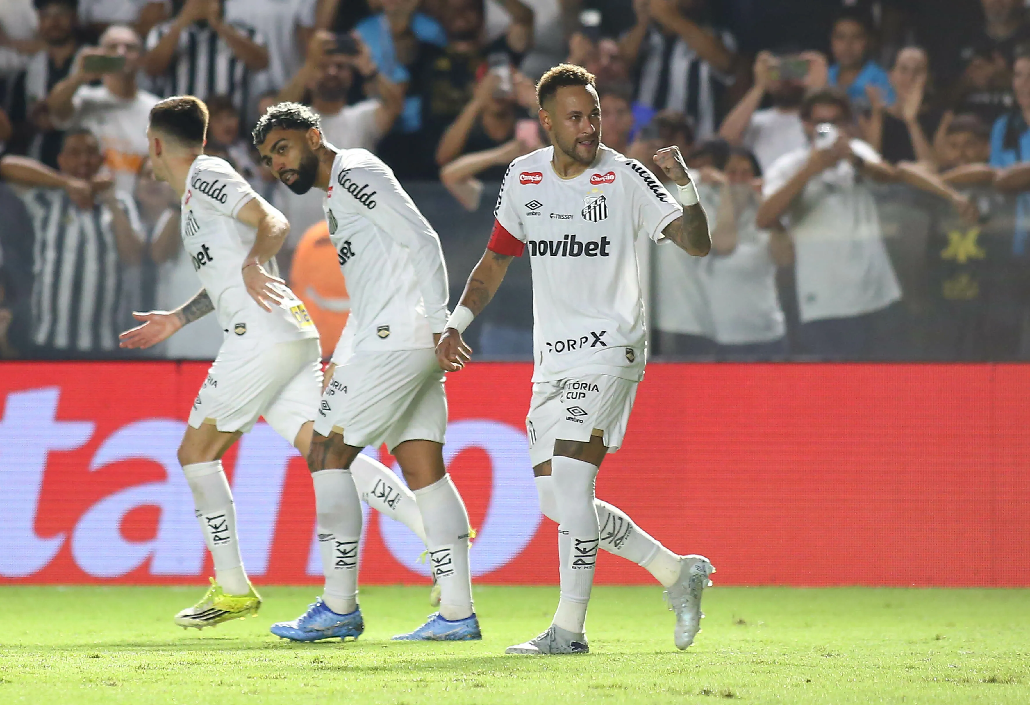 SP – SANTOS – 18/03/2026 – BRASILEIRO A 2026, SANTOS X INTERNACIONAL – Neymar Jr jogador do Santos comemora seu gol durante partida contra o Internacional no estadio Vila Belmiro pelo campeonato Brasileiro A 2026. Foto: Mauricio De Souza/AGIF