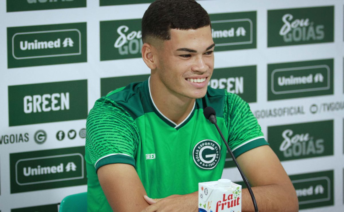 Botafogo intensifica busca por zagueiro e oficializa proposta por Anthony, do Goiás