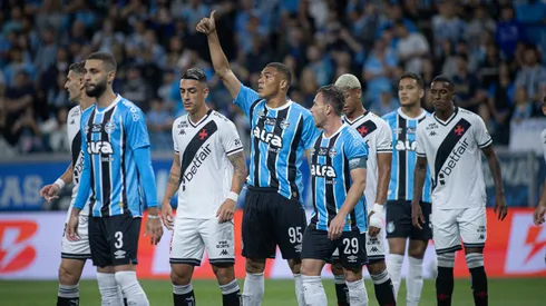 Jogadores do Gremio e Vasco disputam lance durante partida no estadio Arena do Gremio pelo campeonato Brasileiro A 2025. Foto: Maxi Franzoi/AGIF