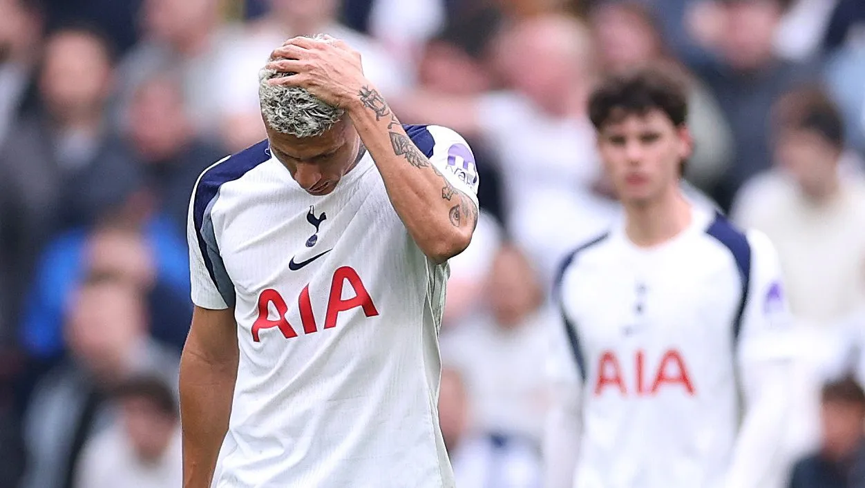 Richarlison lamentando derrota contra o Nottingham. (Photo by Ryan Pierse/Getty Images)