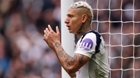 Richarlison em partida do Tottenham. (Photo by Alex Pantling/Getty Images)