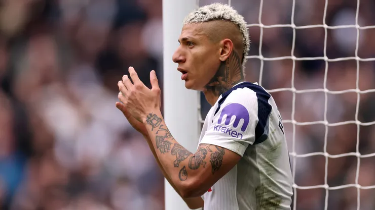 Richarlison em partida do Tottenham. (Photo by Alex Pantling/Getty Images)