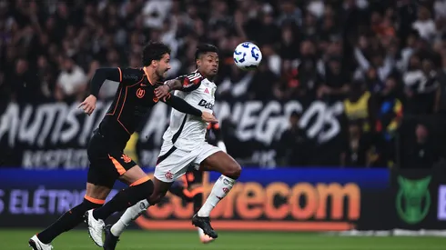 Gustavo Henrique jogador do Corinthians disputa lance com Bruno Henrique jogador do Flamengo durante partida no estadio Arena Corinthians pelo campeonato Brasileiro A 2025. Foto: Ettore Chiereguini/AGIF