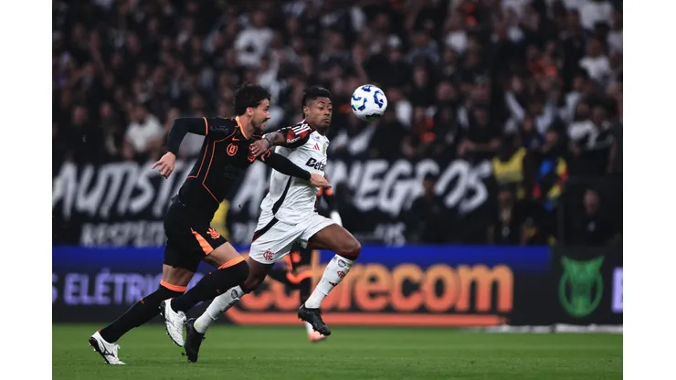 Gustavo Henrique jogador do Corinthians disputa lance com Bruno Henrique jogador do Flamengo durante partida no estadio Arena Corinthians pelo campeonato Brasileiro A 2025. Foto: Ettore Chiereguini/AGIF
