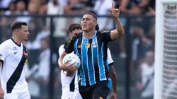 Carlos Vinícius jogador do Grêmio comemora seu gol durante partida contra o Vasco. Foto: Jorge Rodrigues/AGIF