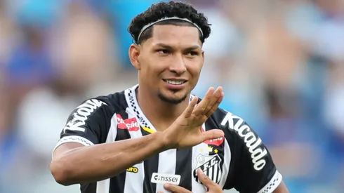 Rony se lamenta após chance perdida diante do Cruzeiro