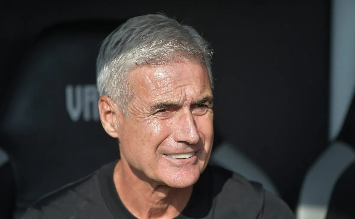 Luís Castro define escalação do Grêmio com Pavón improvisado e jovens titulares contra o Palmeiras