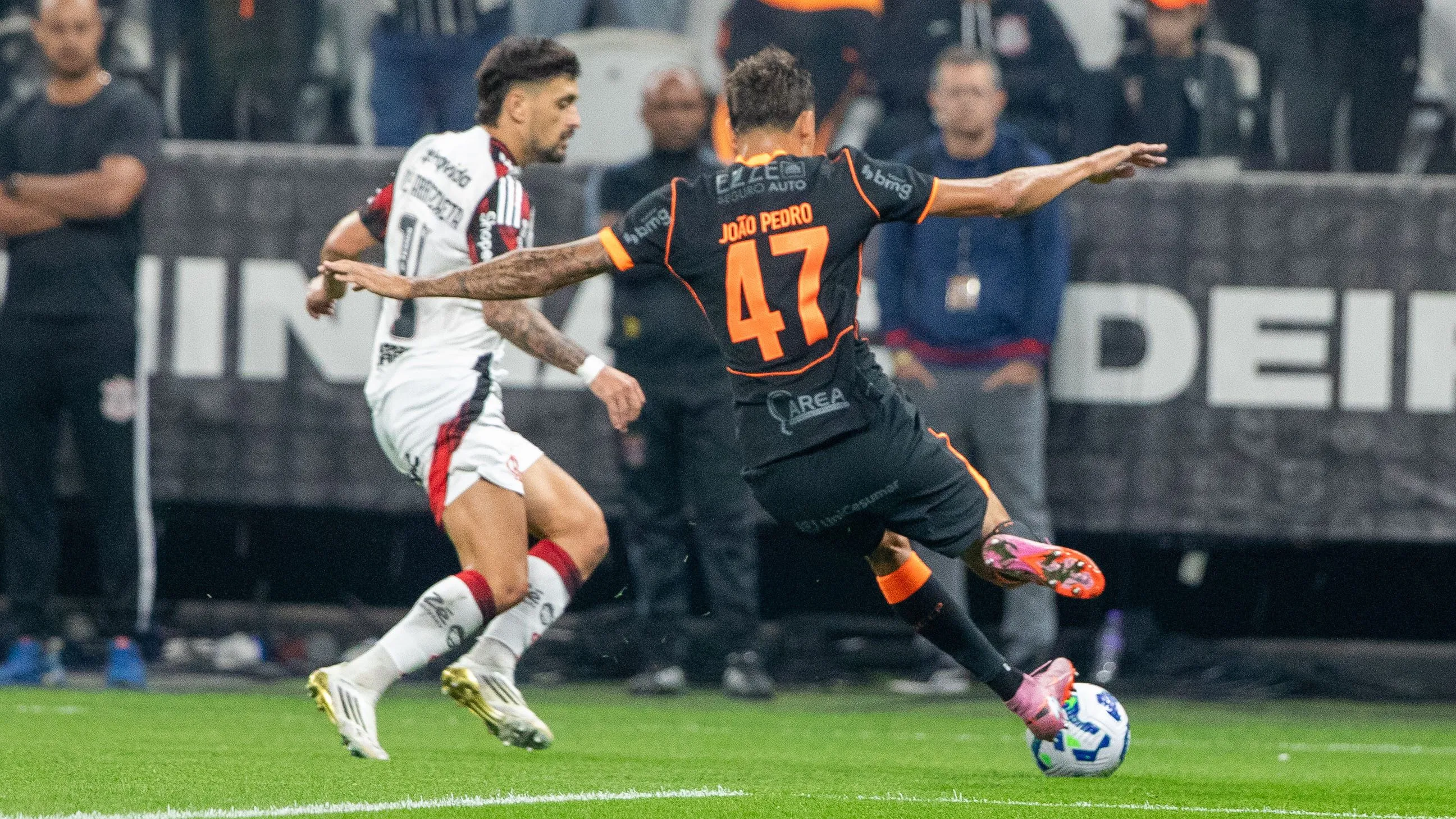 Joao Pedro jogador do Corinthians disputa lance com Giorgian de Arrascaeta jogador do Flamengo durante partida no estadio Arena Corinthians pelo campeonato Brasileiro A 2025. Foto: Joisel Amaral/AGIF