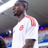 Félix Torres corta mal e Internacional quase sofre gol