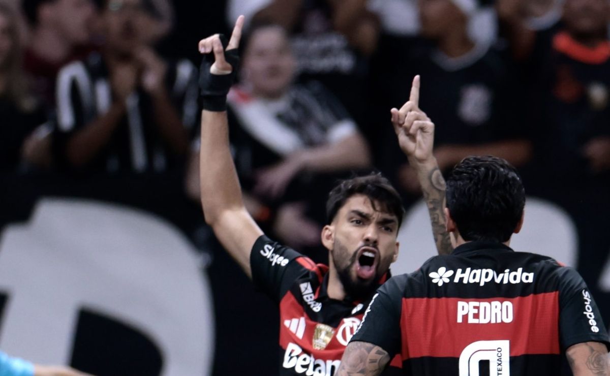 Flamengo aproveita a falha de Hugo Souza, e Paquetá abre o placar diante do Corinthians