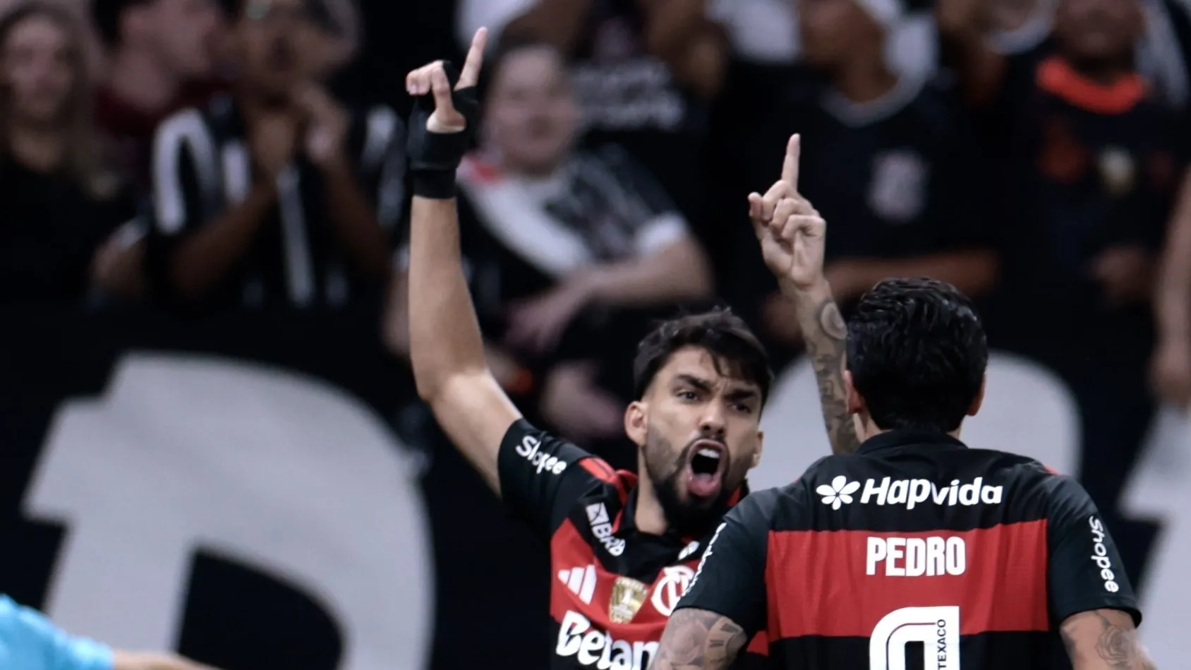 Paquetá comemora gol diante do Corinthians