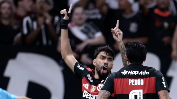 Paquetá comemora gol diante do Corinthians