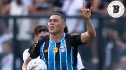 Carlos Vinícius jogador do Grêmio comemora seu gol durante partida contra o Vasco. Foto: Jorge Rodrigues/AGIF