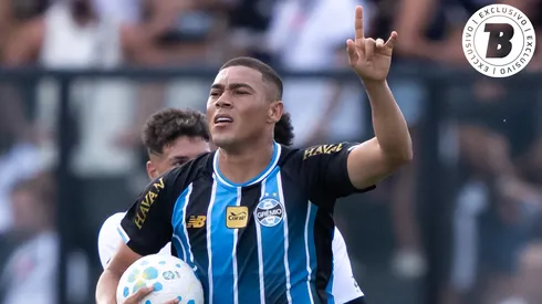 Carlos Vinícius jogador do Grêmio comemora seu gol durante partida contra o Vasco. Foto: Jorge Rodrigues/AGIF