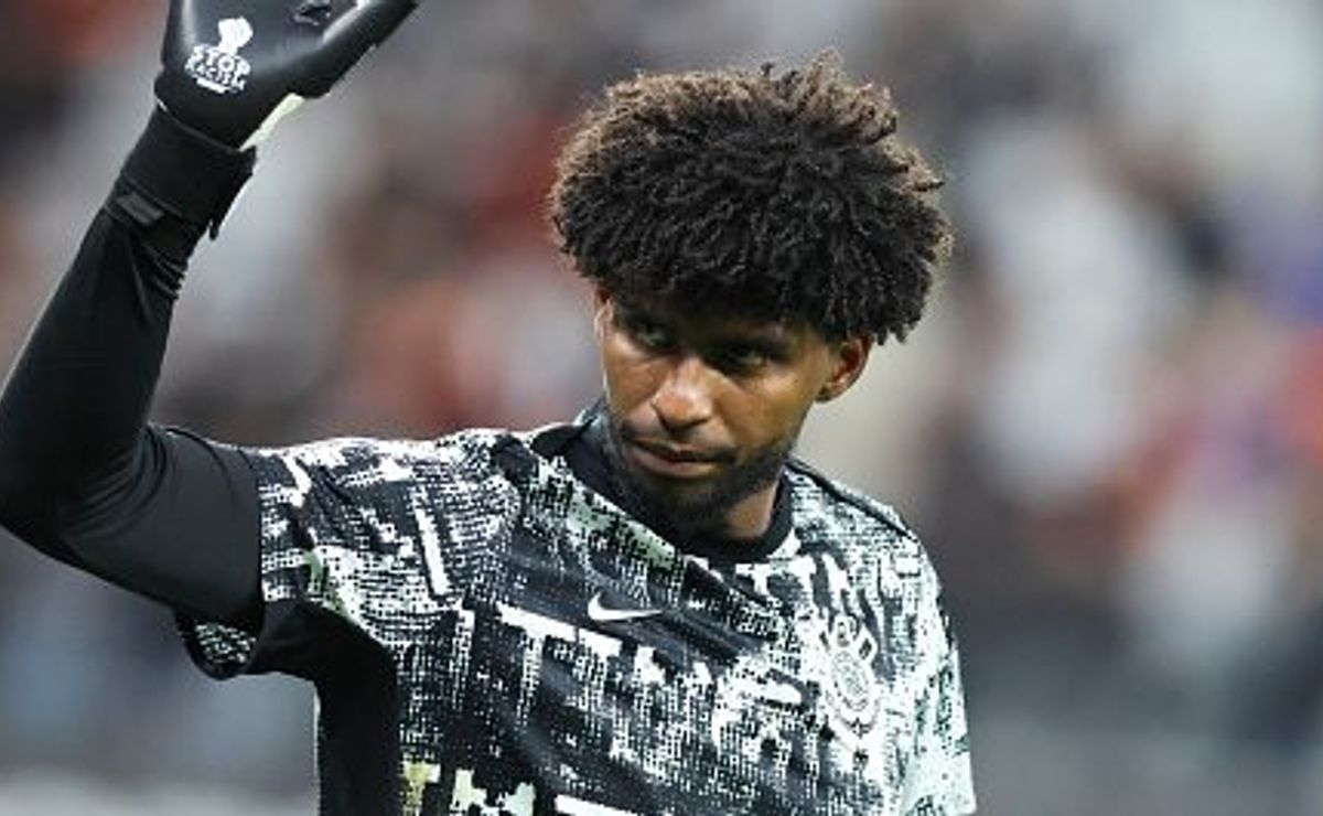 Hugo Souza falha em gol sofrido pelo Corinthians contra o Flamengo e é criticado por torcedores