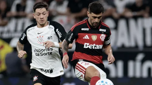 Garro jogador do Corinthians disputa lance com Arrascaeta jogador do Flamengo. Foto: Marcello Zambrana/AGIF