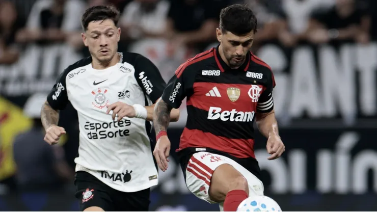 Garro jogador do Corinthians disputa lance com Arrascaeta jogador do Flamengo. Foto: Marcello Zambrana/AGIF