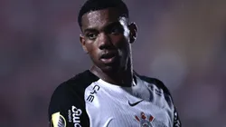 O Corinthians reclama de pênalti em André.