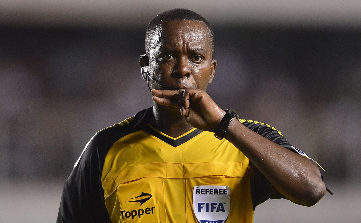 Evertton Ribeiro não deveria ter sido expulso, segundo PC Oliveira: “ese lance é diferente”