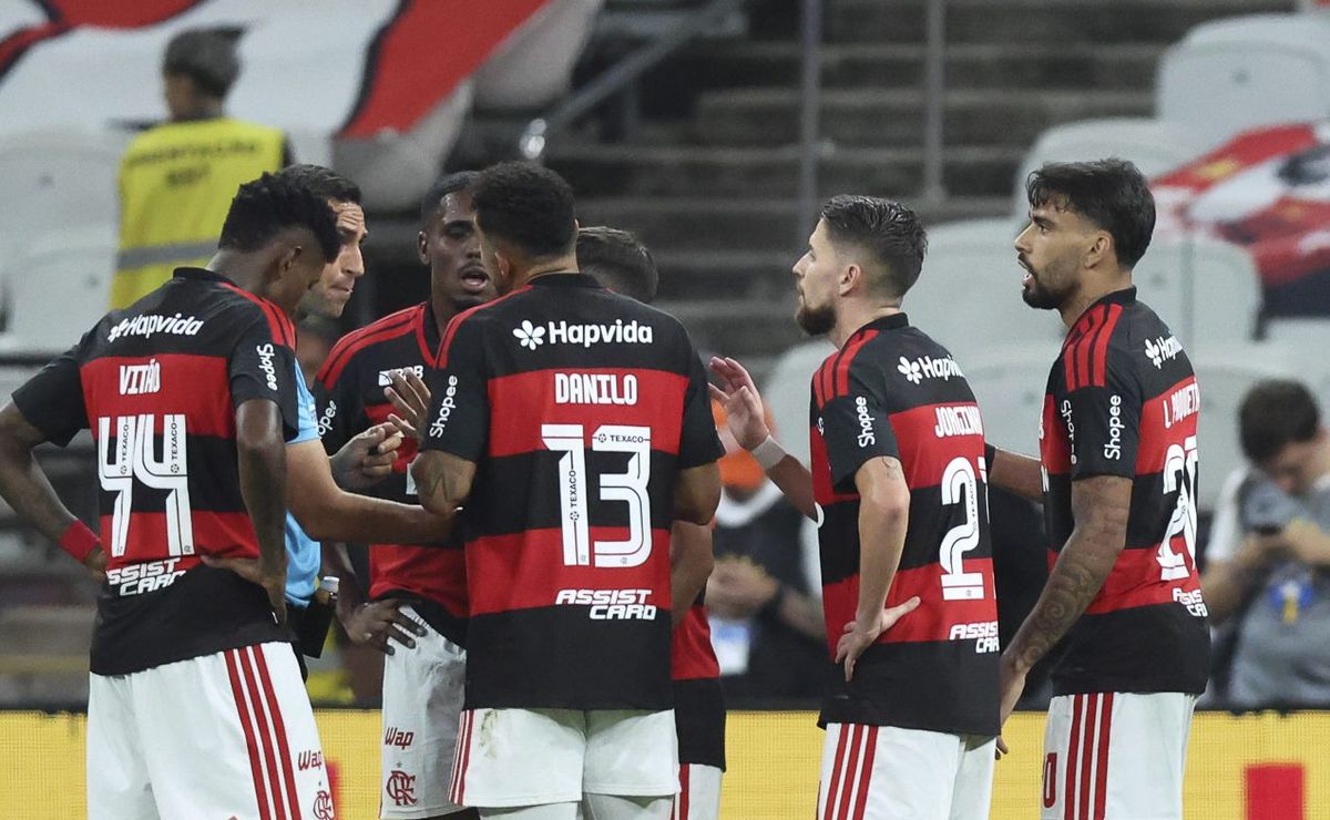 Áudio do VAR no lance de Evertton Araújo mostra a recomendação para cartão amarelo: “O pé pega no calcanha de raspão”