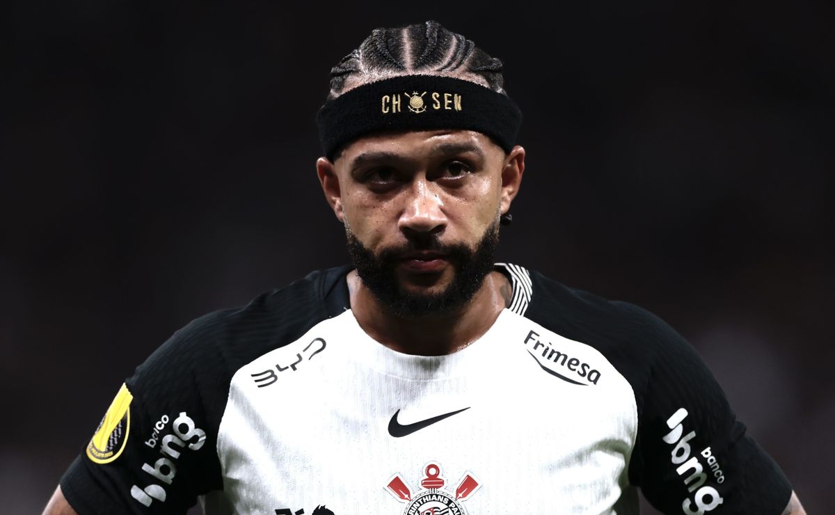 Memphis é flagrado com celular no banco de reservas e explica motivo: “comunicação com médicos da Holanda”