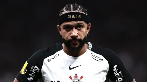 Memphis se lesionou e foi flagrado com celular - Foto: Marcello Zambrana/AGIF