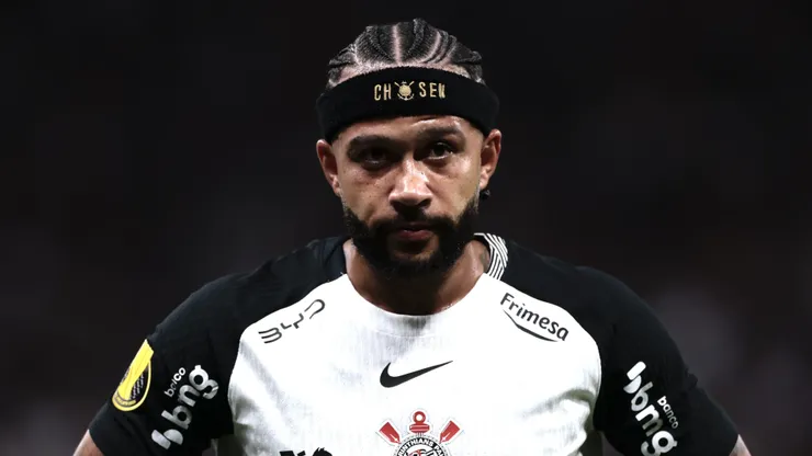 Memphis se lesionou e foi flagrado com celular - Foto: Marcello Zambrana/AGIF