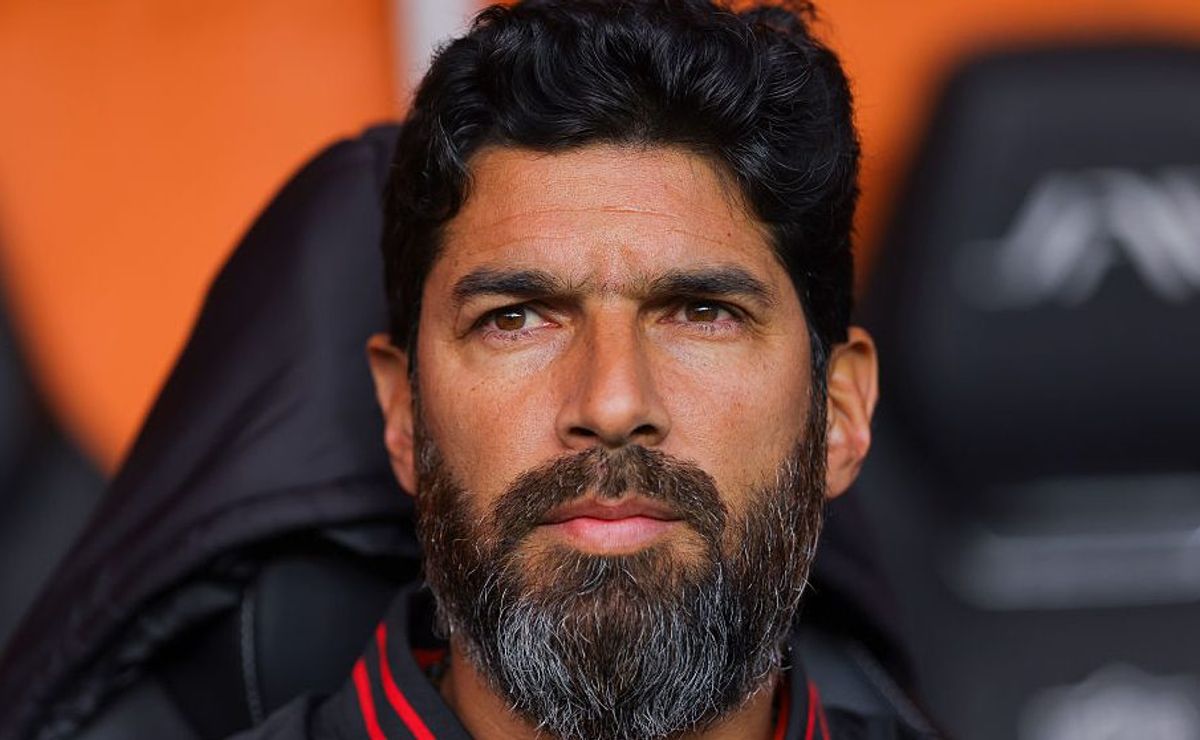 Loco Abreu é um dos cotados para ser o novo técnico do Botafogo, revela jornalista argentino