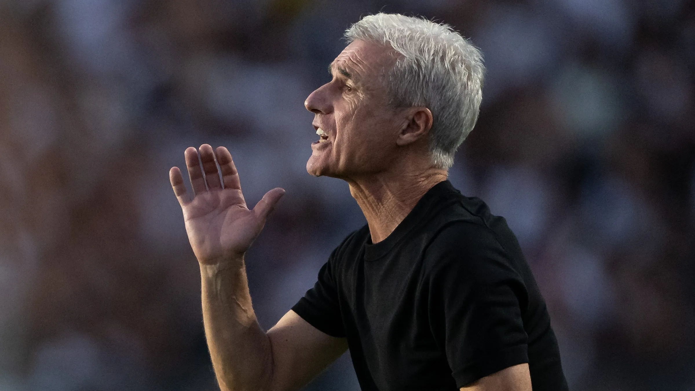 Luís Castro em ação durante partida em São Januário – Foto: Jorge Rodrigues/AGIF