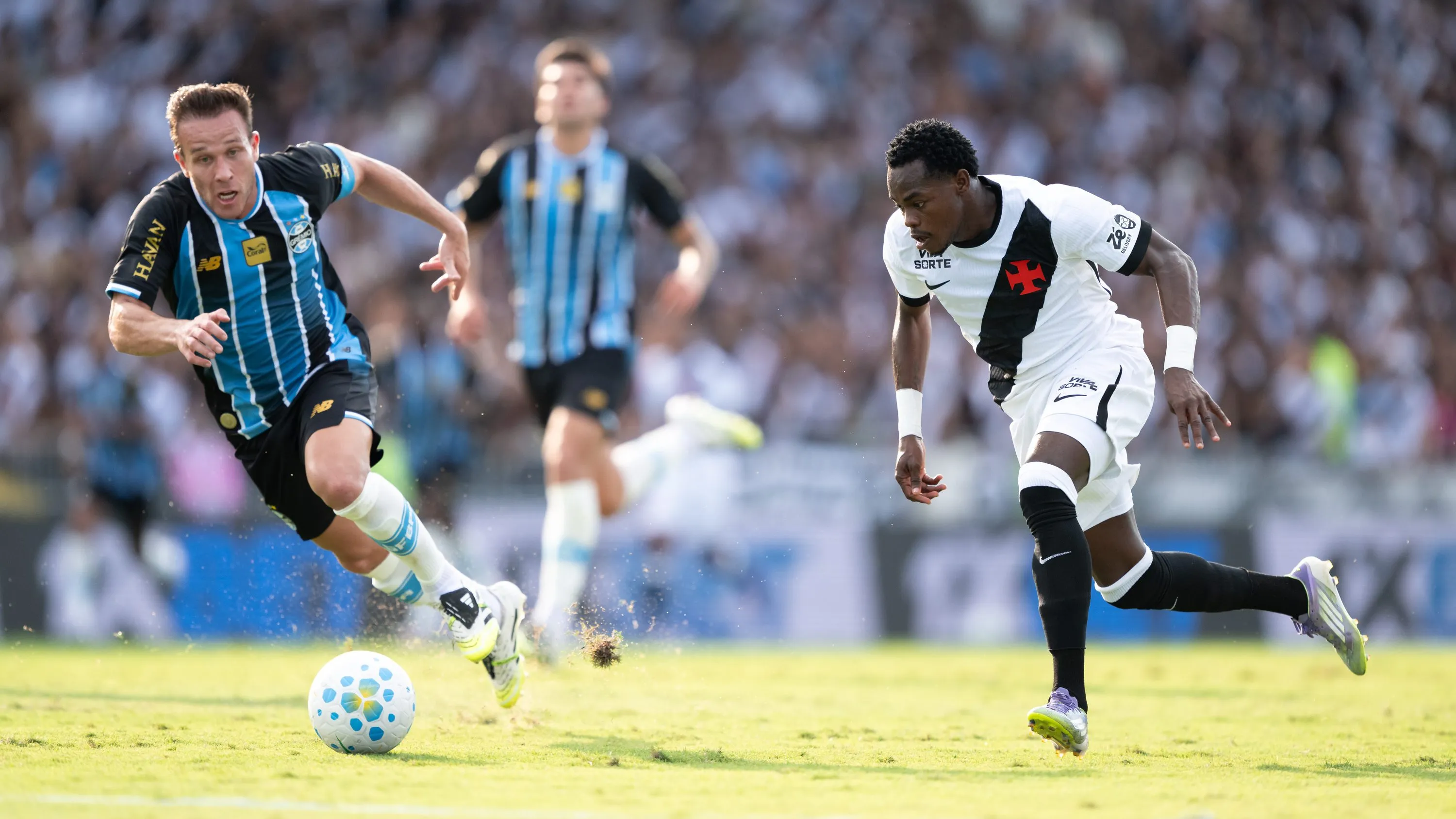 Arthur no comabate ao jogador do Vasco. Foto: Jorge Rodrigues/AGIF