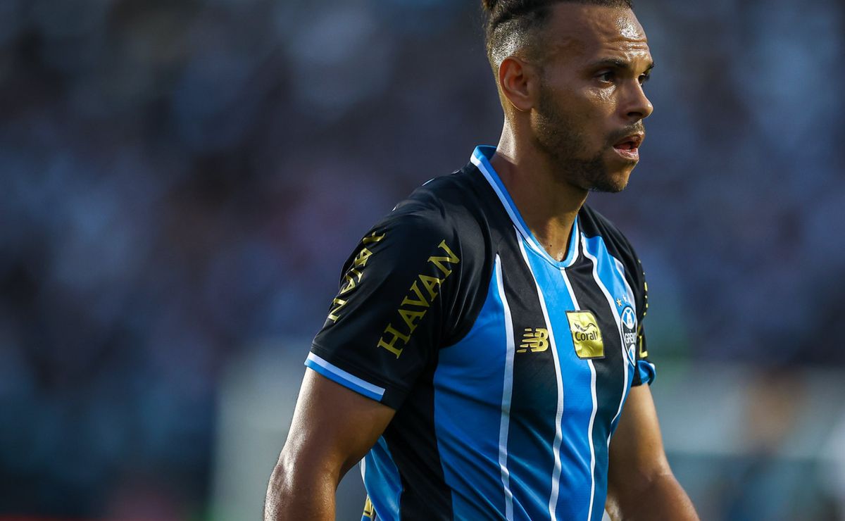 Braithwaite volta ao Grêmio e coloca dúvida em ataque com Carlos Vinícius após derrota