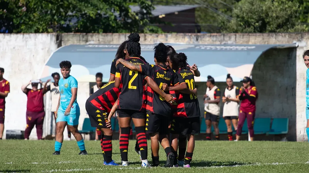 Elenco feminino do Sport em campo