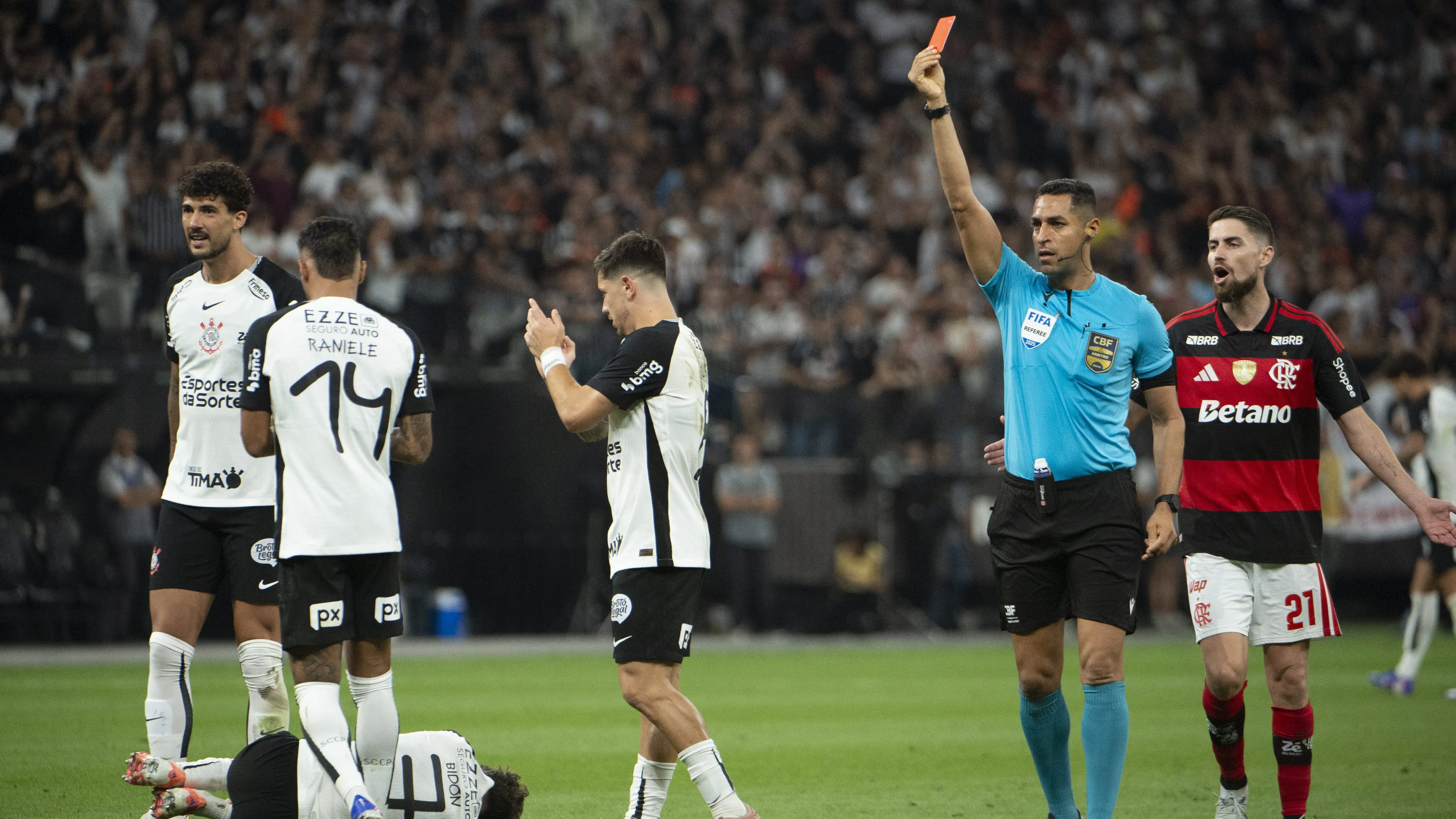 Flamengo reclamou da arbitragem - Foto: Anderson Romão/AGIF.