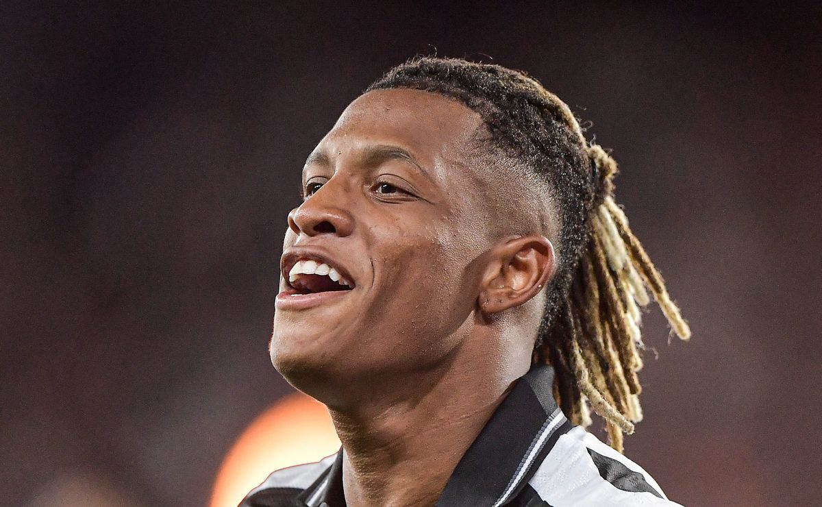 Palmeiras tenta convencer Textor e volta de Danilo também depende de aumento salarial ao jogador