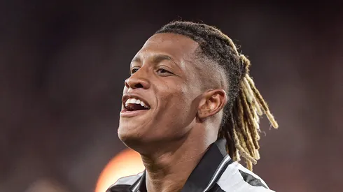 Danilo em campo com a camisa do Botafogo.