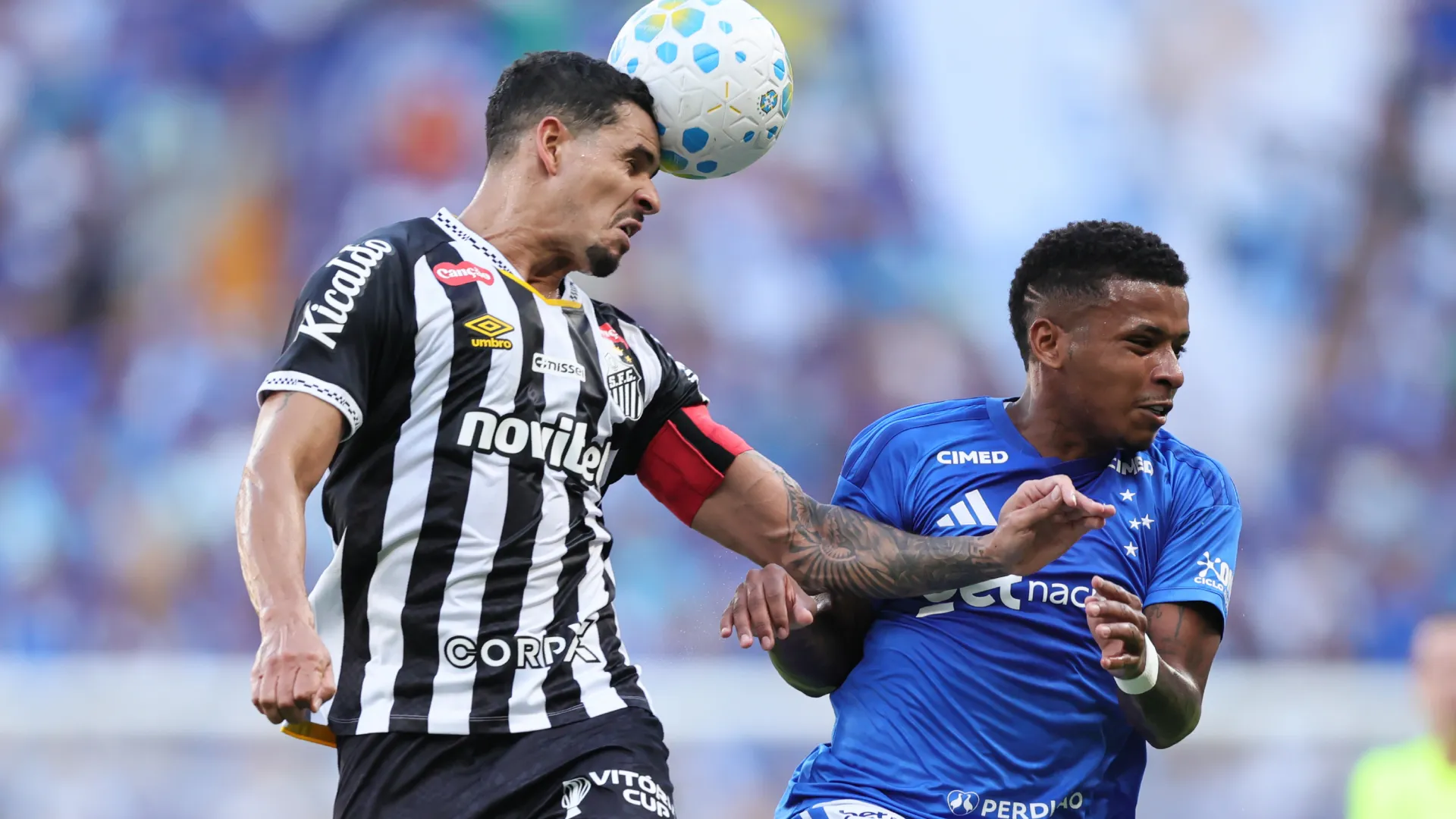 Lucas Veríssimo em ação pelo Santos – Foto: Gilson Lobo/AGIF