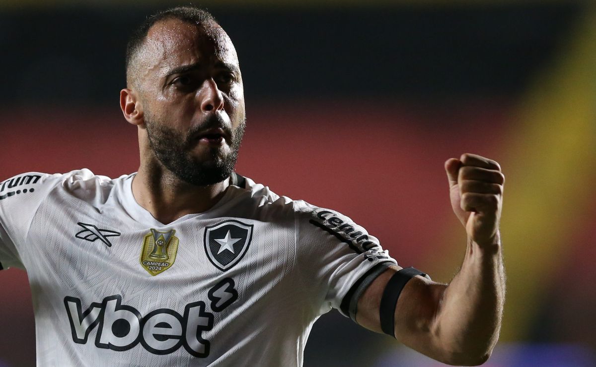 Marcelo Paz, do Corinthians, confirma conversas em andamento pelo atacante Arthur Cabral, do Botafogo