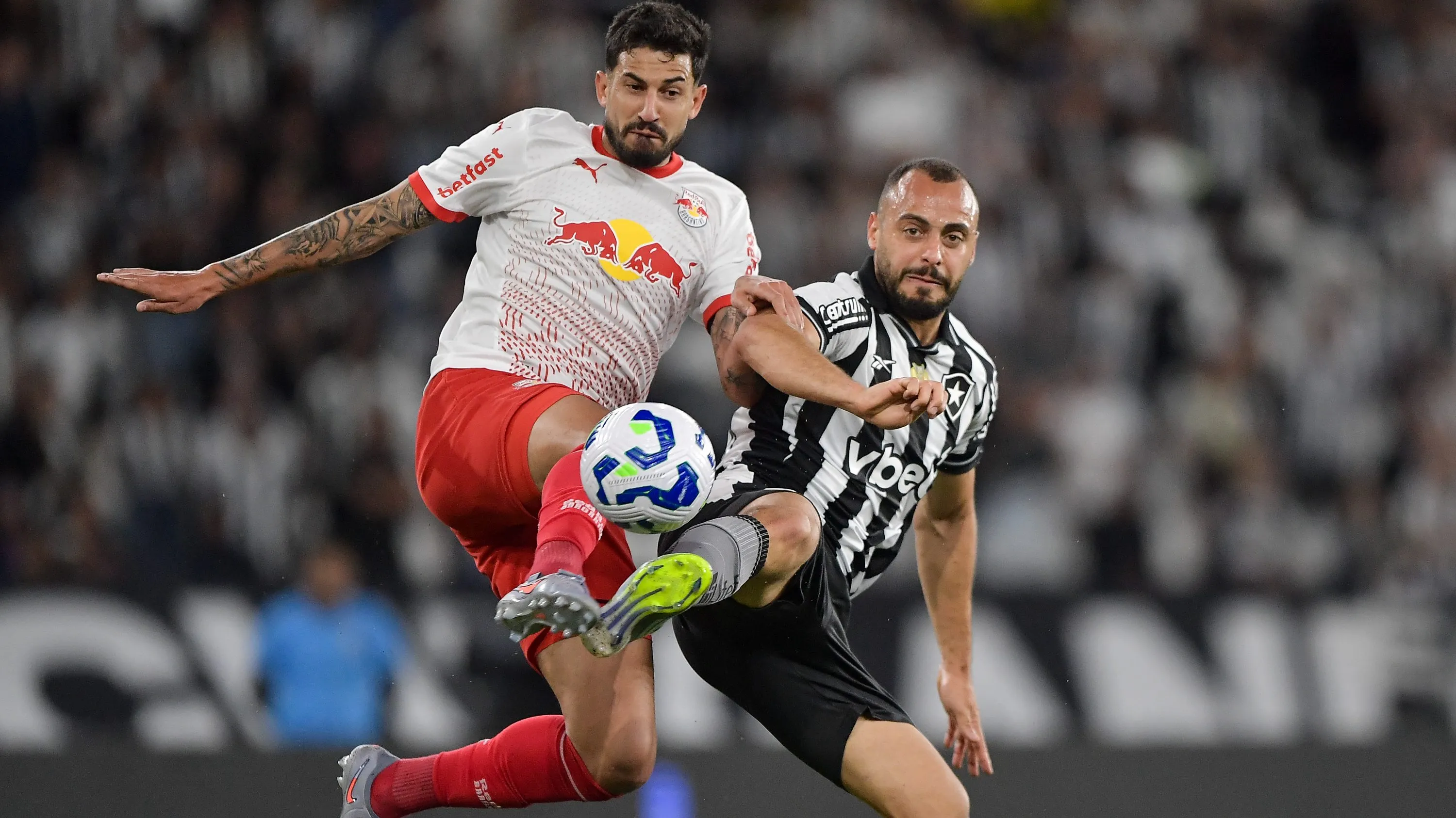 Arthur Cabral ainda pode sair do Botafogo - Foto: Thiago Ribeiro/AGIF.