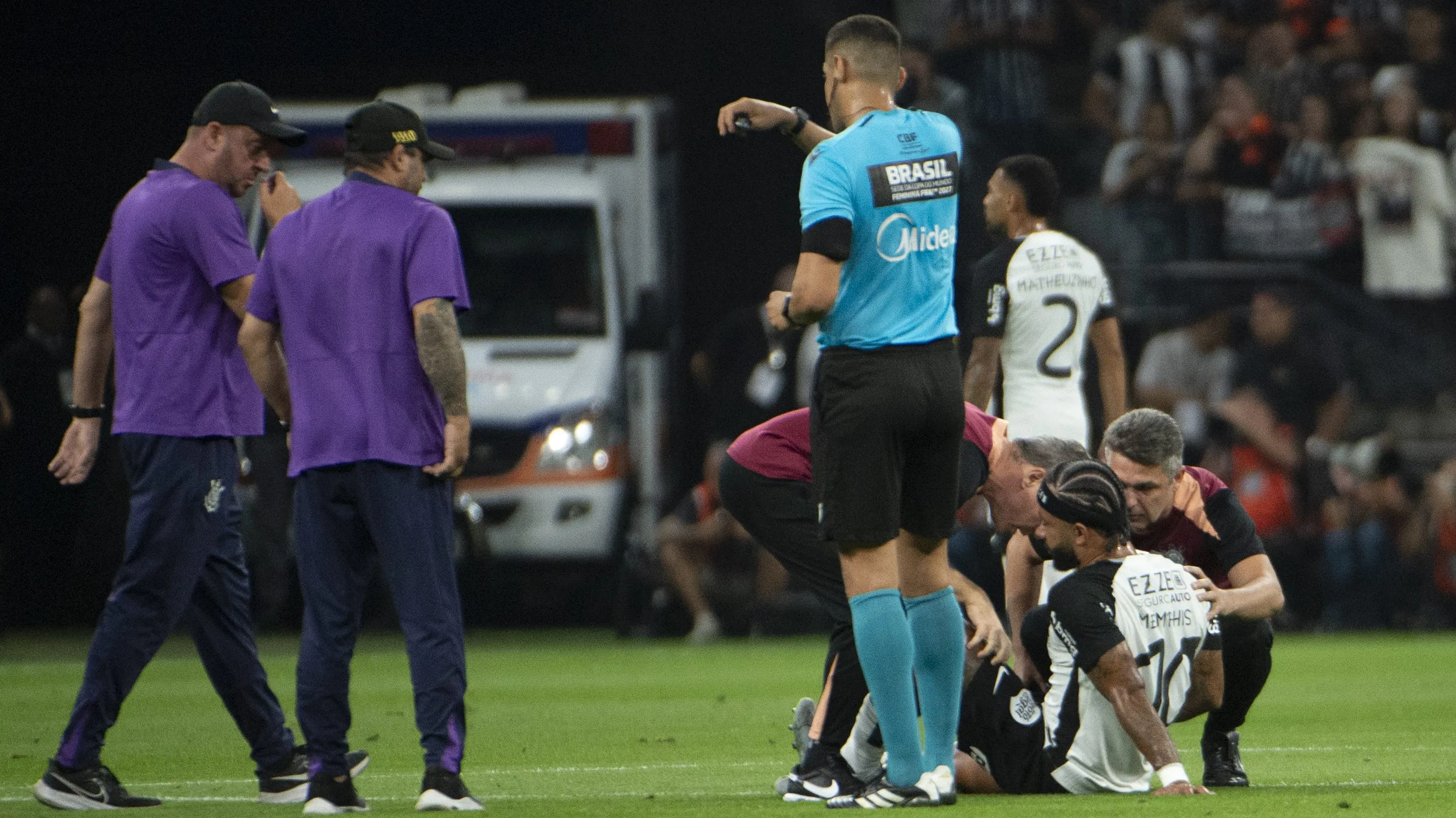 Memphis Depay precisou ser substituído - Foto: Anderson Romão/AGIF.