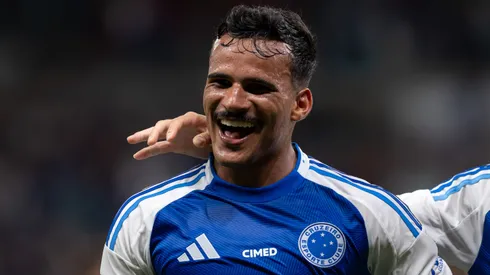 Kaiki Bruno jogador do Cruzeiro comemora seu gol durante partida contra o Bragantino no estadio Mineirao pelo campeonato Brasileiro A 2025. Foto: Alessandra Torres/AGIF