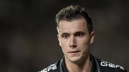 Lucas Piton em campo com a camisa do clube carioca.