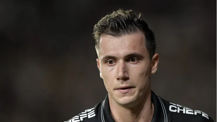 Lucas Piton em campo com a camisa do clube carioca.