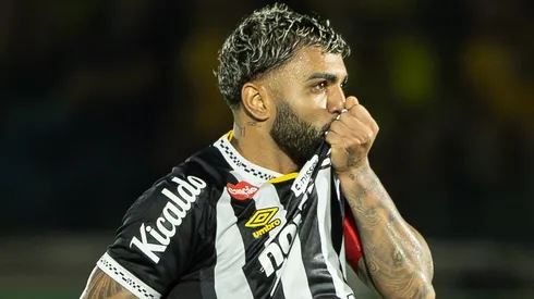 Gabriel Barbosa jogador do Santos comemora seu gol durante partida contra o Mirassol no estadio Jose Maria de Campos Maia pelo campeonato Brasileiro A 2026. Foto: Joisel Amaral/AGIF