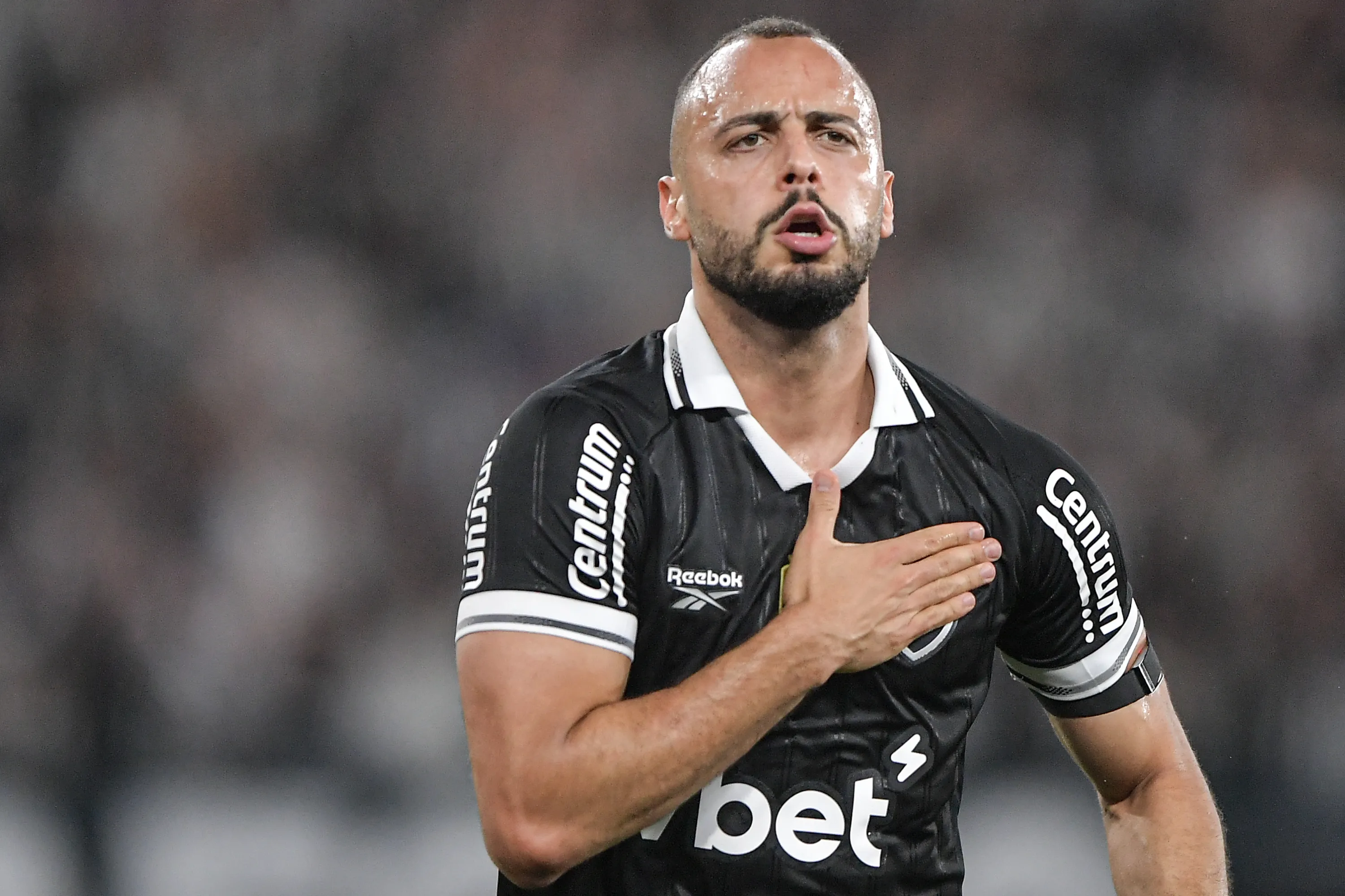 Arthur Cabral comemora gol pelo Botafogo. Foto: Thiago Ribeiro/AGIF