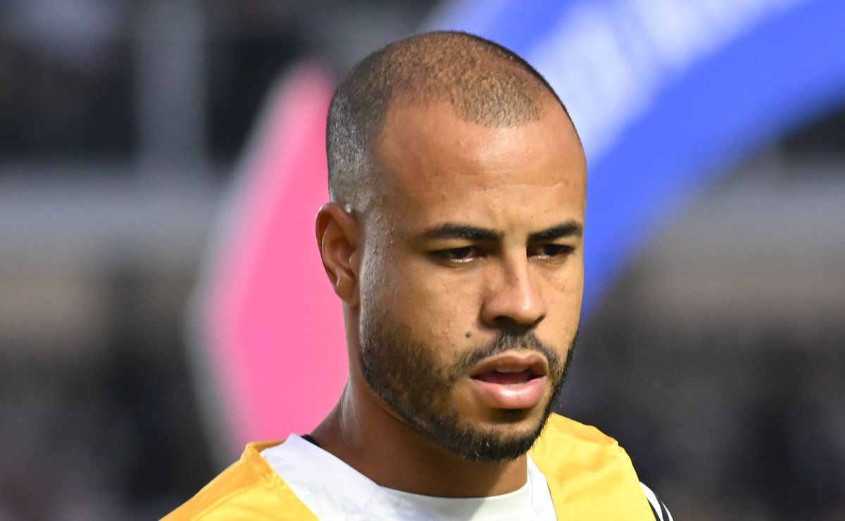 Mayke tem artrose no joelho, sofre com dores e preocupa o Santos com contrato até 2027