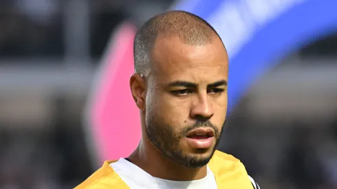 Mayke em aquecimento antes do jogo do Peixe.