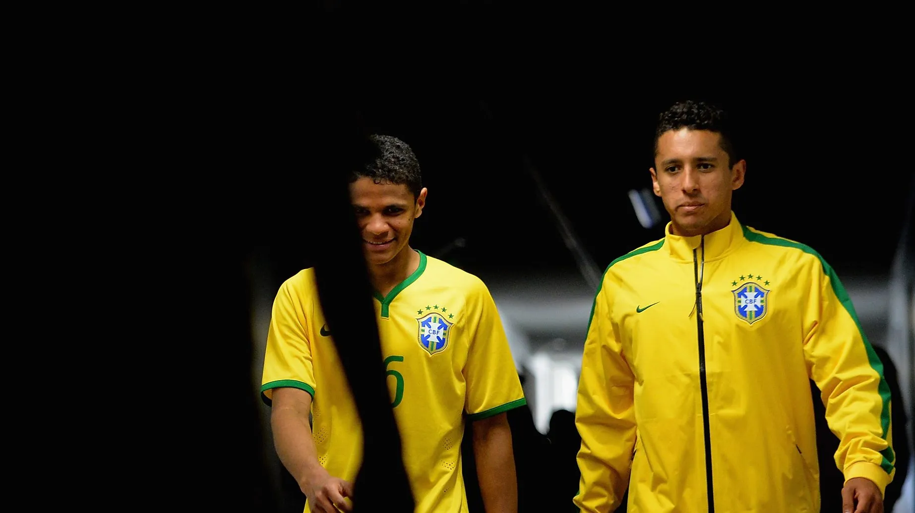 Foto: Christopher Lee/Getty Images – Douglas Santos ao lado de Marquinhos com a camisa do Brasil.