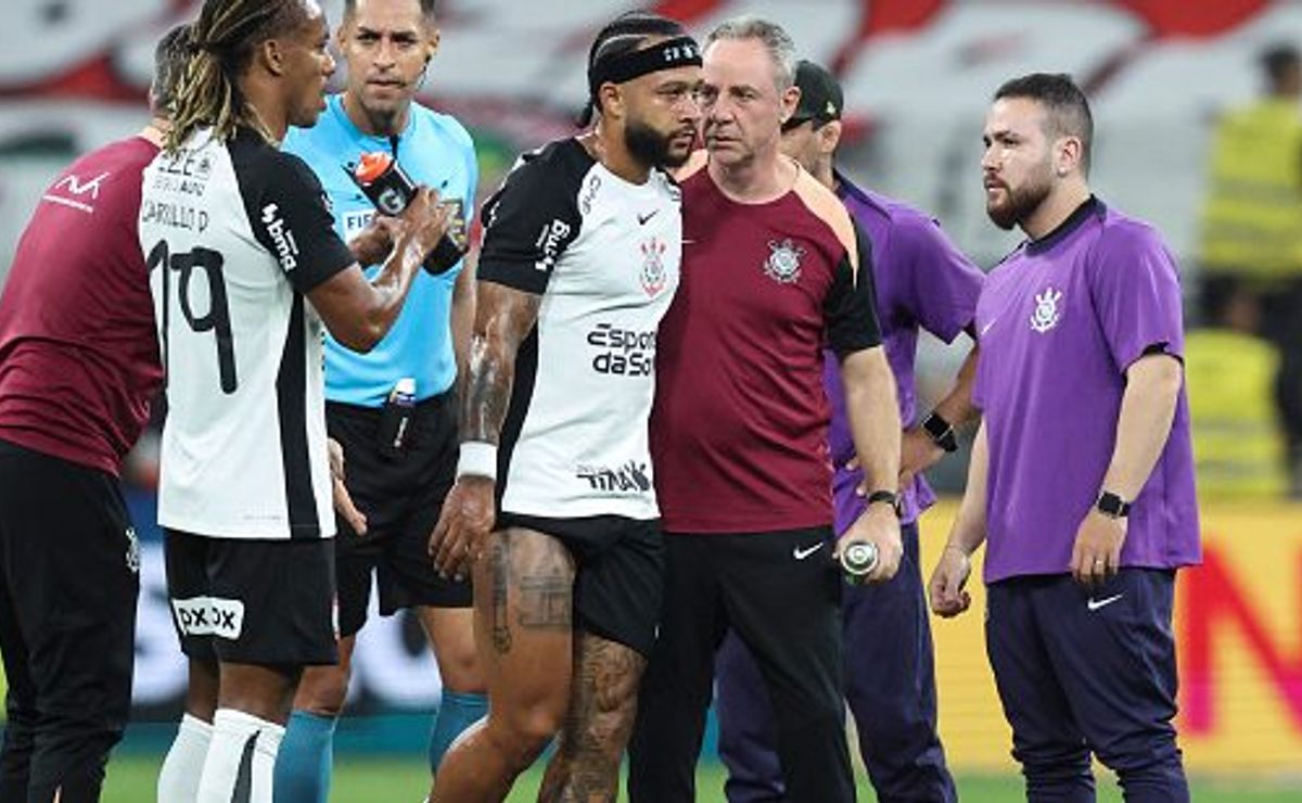 Memphis Depay sofre lesão de grau 2 e deve ser ausência no Corinthians por 4 semanas