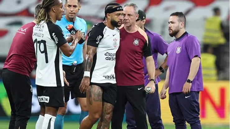 Memphis Depay sentiu lesão contra o Flamengo. Foto: Alexandre Schneider